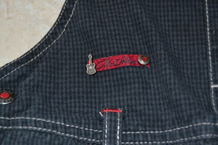 détails de la salopette Sergent Major